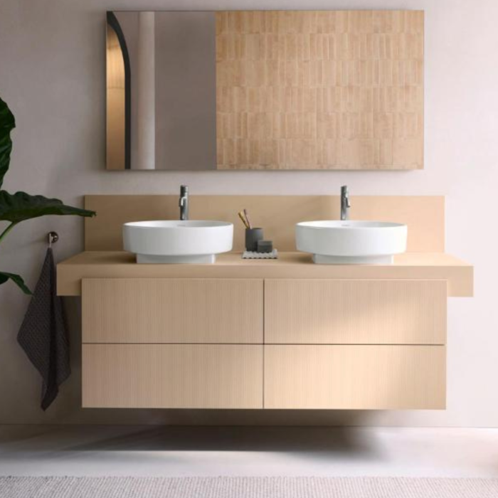 Duravit Balcoon badeværelsesmøbel i lys, naturlig nuance med dobbelt vask, ribbede fronter og spejl i minimalistisk, arkitektonisk design.