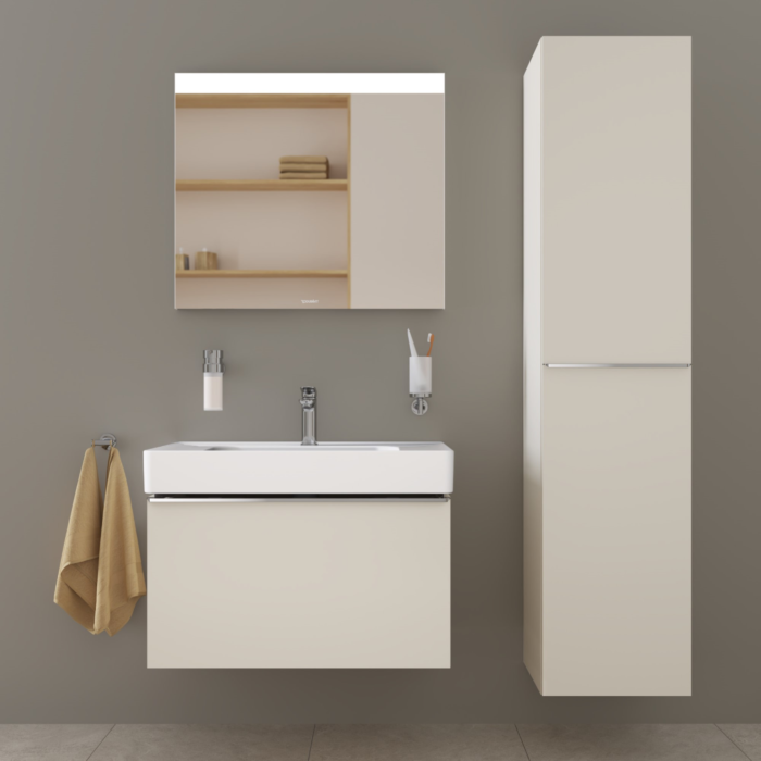 D Neo vaskeskab fra Duravit i lys mat finish med integreret porcelænsvask, spejlskab med åbne hylder samt højskab til opbevaring i moderne badeværelse.,D Neo vaskeskab fra Duravit i mørk mat finish med to skuffer, integreret porcelænsvask og rektangulært 