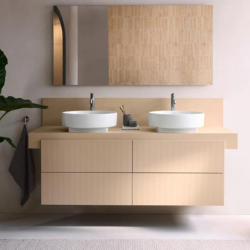 Duravit Balcoon badeværelsesmøbel i lys, naturlig nuance med dobbelt vask, ribbede fronter og spejl i minimalistisk, arkitektonisk design.